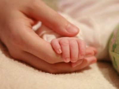 0911_beba-ruka-i-majka