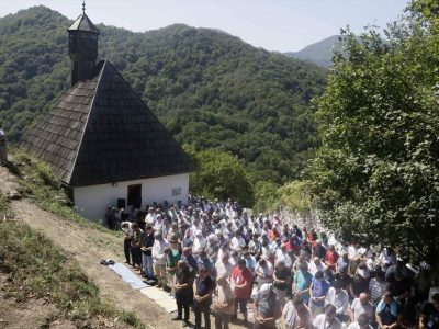 AA-20230825-31996341-31996332-BIH_U_DZAMIJI_KUSLAT_KOD_ZVORNIKA_KLANJAN_TRADICIONALNI_DZUMANAMAZ