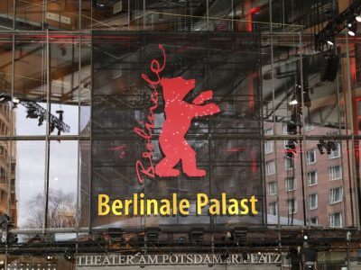 Berlin, Njemačka -09. februar 2022: Uoči 72. Berlinskog međunarodnog filmskog festivala koji počinje u četvrtak u srijedu su u toku bile završne pripreme ispred bioskopa Berlinale Palast, gdje će biti prikazani filmovi kandidati za nagradu Zlatni medvjed ( Ömer Sercan Karkuş - Anadolu Agency )
