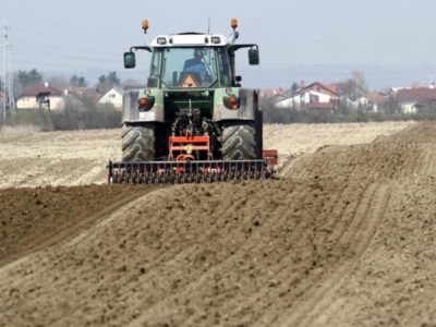 18.04.2013., Varazdin - Poljoprivrednici varazdinske zupanije nakon sto se voda povukla i zemlja se malo osusila konacno su zapoceli pripremati zemlje za proljetnu sjetvu. 
Photo: Marko Jurinec/PIXSELL