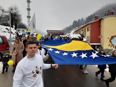 dan-nezavisnosti-bih-obiljezen-defileom-djece-u-srebrenici-aa-20230301-30444951-30444949-srebrenica-defile-djece-povodom-dana-nezavisnosti-bih-1677673892_63ff50c343f7e