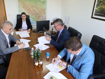 potpisano-ugovori-sa-predstavnicima-tri-lokalne-zajednice