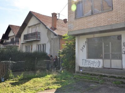 U bijeljinskom naselju Bukreš danas je obilježena 30. godišnjica svirepih ubistava porodica Sarajlić, Malagić i Sejmenović. U noći 24. na 25. septembar 1992. godine 22 člana pomenutih porodica iz njihovih kuća izveli su pripadnici specijalne jedinice Pahuljice MUP-a RS likvidiravši ih na obalama rijeke Drine u mjestu Balatun. Na fotografiji: Kuće ubijenih ( V. Bošnjak - Anadolu Agency )